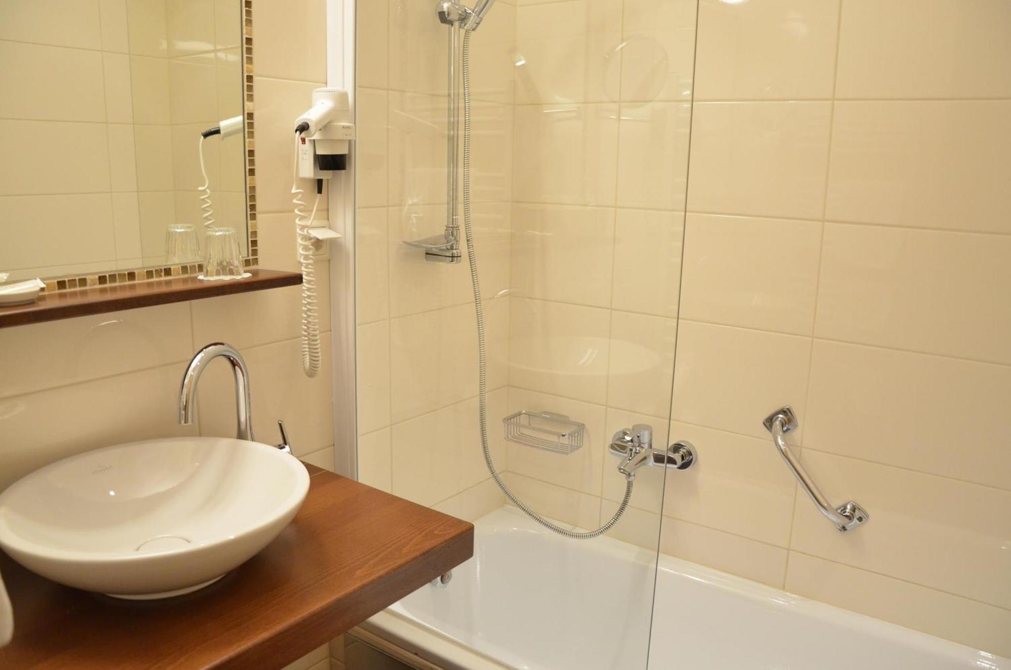 Aktivhotel Foettinger Steinbach am Attersee Rom bilde